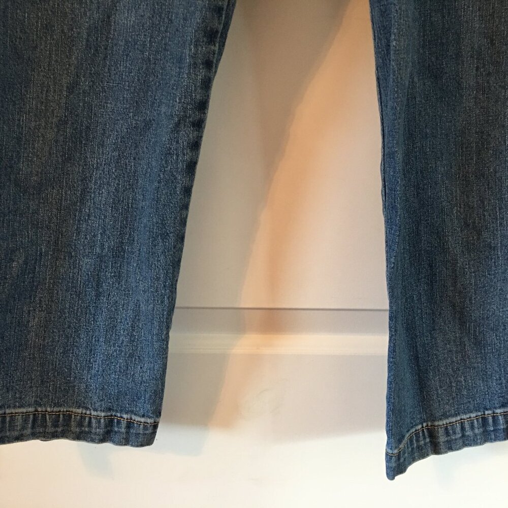 Levi's Women's Classic Capri Blue Jean Size 16 New - Picture 7 of 7